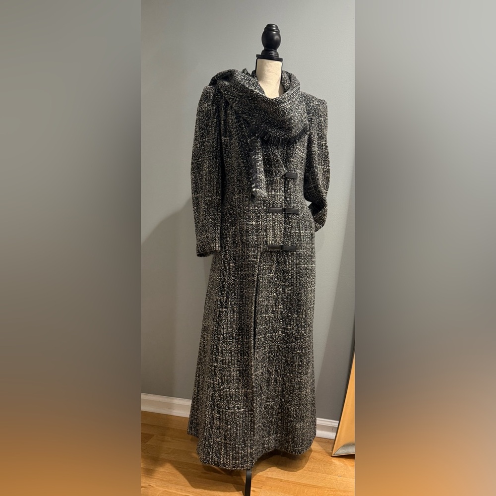Orna Farho. Avangarde Luxury coat. Velcro closure design. 🧥. Made in France
